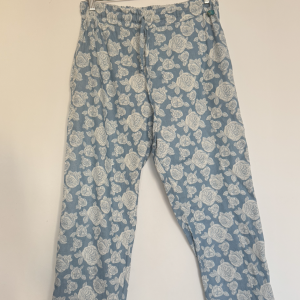 PANTALON FLORES FONDO CELESTE