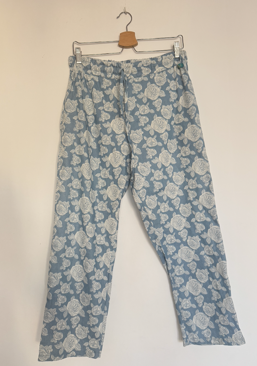 PANTALON FLORES FONDO CELESTE