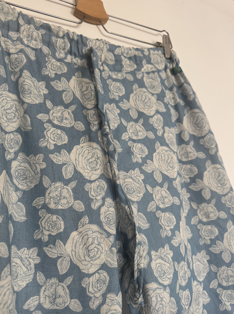 PANTALON FLORES FONDO CELESTE - Imagen 2